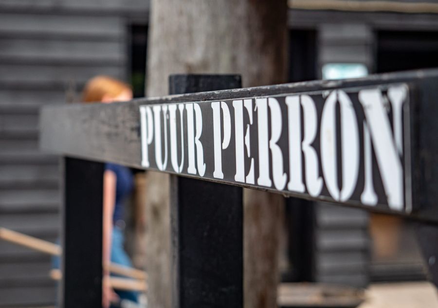 Het opstap perron op het erf van Puur Terschelling