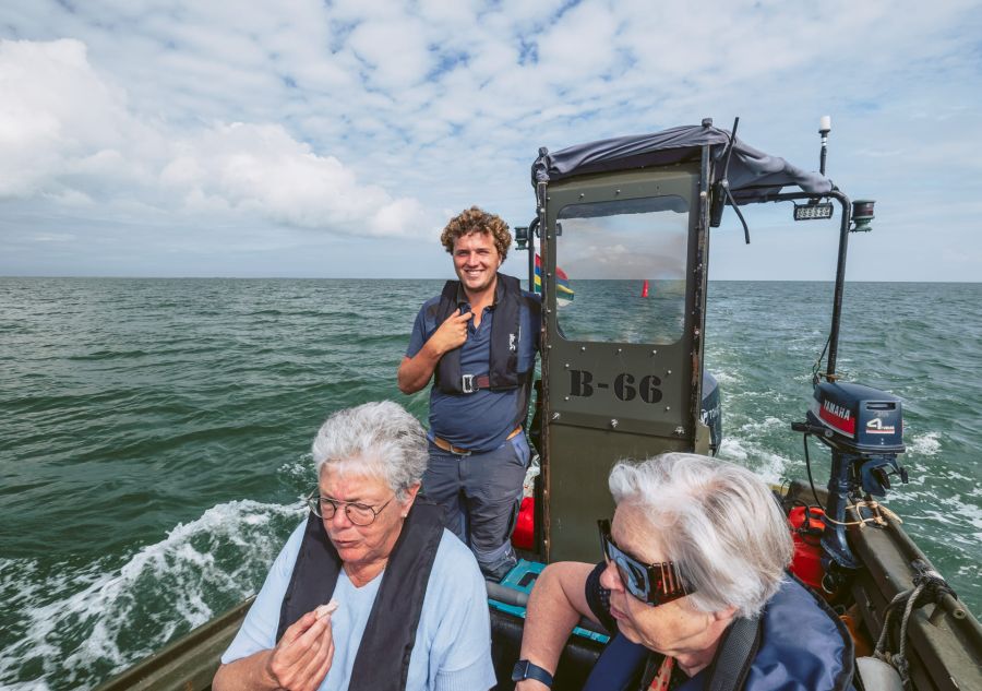 Met een snelle motorboor varen op de Waddenzee
