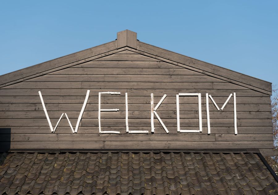 Groot welkomsbord op het erf van Puur Terschelling